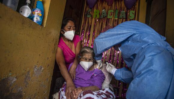 América Latina y el Caribe suman aproximadamente un tercio del total de muertos en el mundo por COVID-19. (Photo by ERNESTO BENAVIDES / AFP).