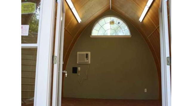 El espacio da la posibilidad de personaliza como se deseé. El techo arqueado y las ventanas altas dan una ilusión de más espacio, lo que nunca viene mal en un hogar micro.