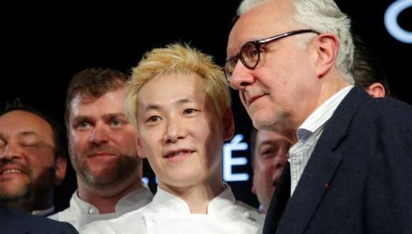 El recientemente galardonado chef de tres estrellas Michelin Kei Kobayashi del restaurante Kei posa junto al chef Alain Ducasse durante la ceremonia de entrega del Premio Guía Michelin 2020. REUTERS/Charles Platiau