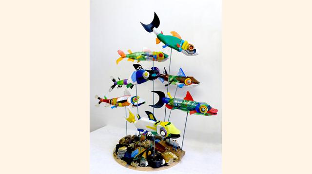 FOTO 2 | La artista que rescató plástico del Támesis - Michelle Reader, la obra de la imagen es `Vientre lleno de plástico´, y representa a siete eperlanos, un pez que nada en el londinense Támesis, fabricados con restos de lo que ingieren en el fondo del río: botellas de plástico, bastoncillos de algodón, chanclas, pelotas de tenis, mecheros.