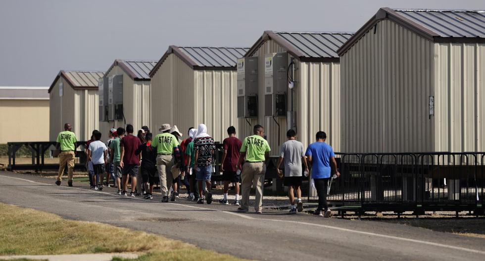 Imagen referencial del 9 de julio de 2019. El personal acompaña a clases a un grupo de niños en un centro de detención en Estados Unidos. (Foto: AP Photo/Eric Gay).