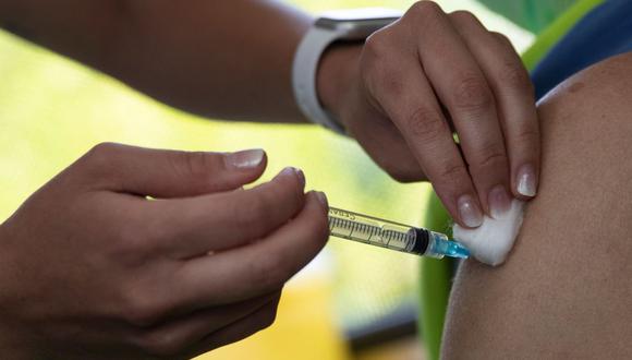 Campaña de vacunación se inició el martes 9 de febrero (EFE/ Alberto Valdes).