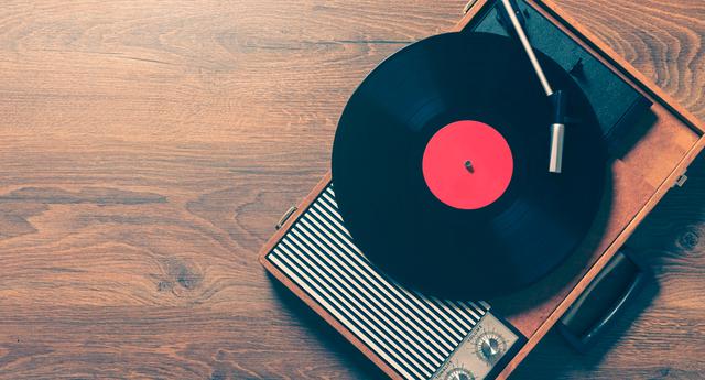 FOTO 14 | 14. El tocadiscos y el vaso de agua "Ponemos un vaso de agua sobre un tocadiscos y vas aumentando la velocidad a la que gira. ¿Qué pasa primero? ¿El vaso sale disparado, se vuelca o el agua simplemente se sale?" (Foto: iStock)