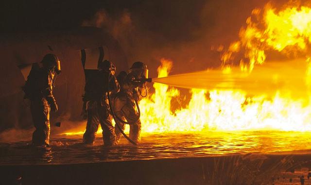 Cuando hablamos del primer traje para el espacio vimos que las primeras ideas (partiendo de un desconocimiento relativo de lo que había "allá fuera") ya contemplaban que fuese un traje ignífugo como condición sine qua non. Además, los precursore