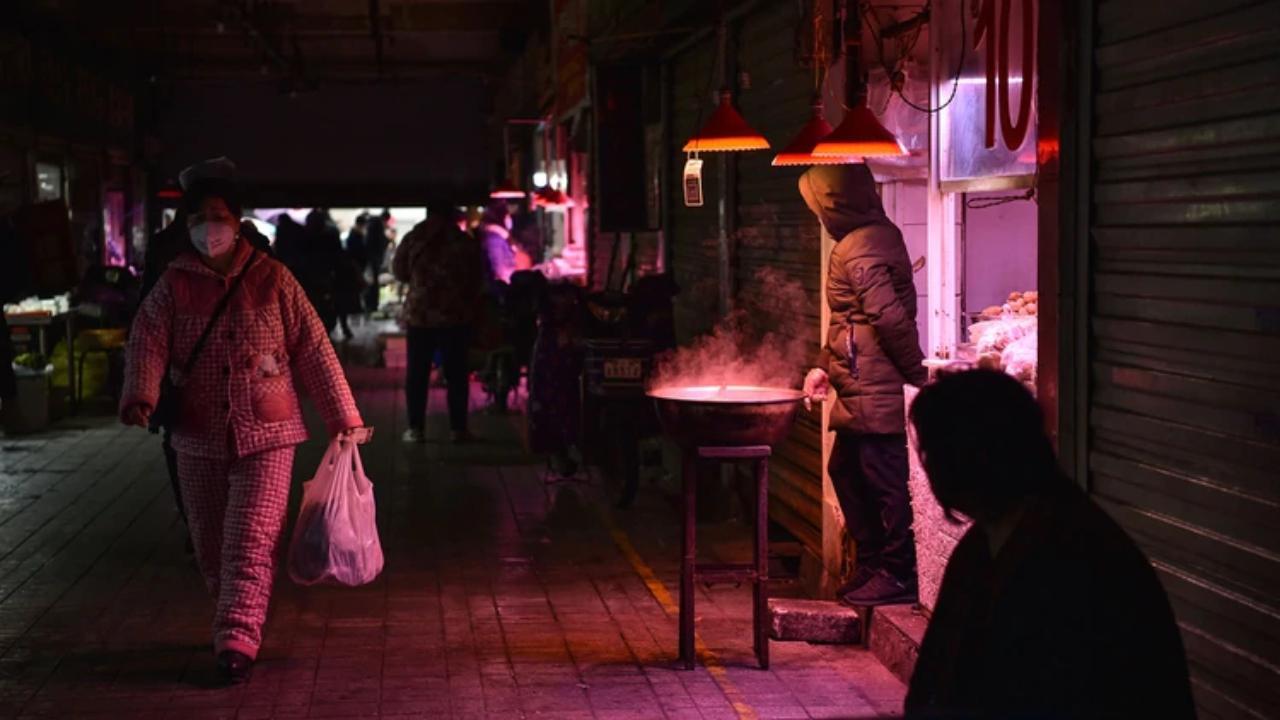 La primera persona contagiada por Covid-19 habría sido una mujer que vendía camarones en un mercado de Wuhan.