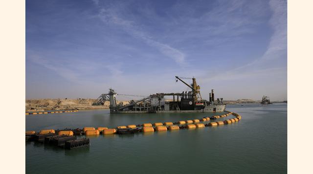 Los proyectos vinculados al nuevo canal de Suez y a su excavación serán financiados únicamente por el capital egipcio, pero su desarrollo se licitará de acuerdo con la ley de inversiones. En ese sentido, se emitirán 500 millones de certificados de inversi