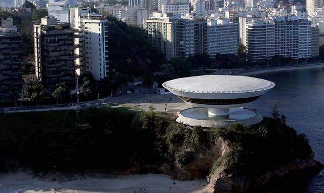 MUSEU DE ARTE CONTEMPORÂNEA -BRASIL. No, no es un disco volador. Es una atrevida obra del arquitecto brasileño Óscar Niemeyer.