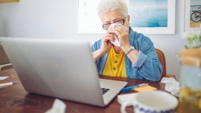 Un sentimiento de aislamiento agravado por el coronavirus, debido a las medidas de confinamiento o las prohibiciones de visitas que, por todas partes, dejan a los mayores sin contacto físico. (Foto: Getty)
