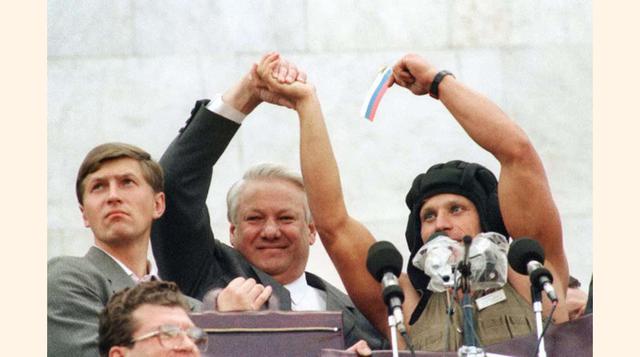 El presidente ruso, Boris Yeltsin, en una foto del 22 de agosto de 1991. Aprieta la mano a un miembro del equipo de un tanque, que sujeta una bandera rusa delante del parlamento, en Moscú.(foto:Andre Durand).