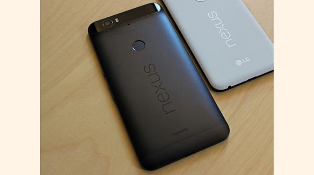 4. Nexus 6P. El Nexus 6P es una versión ligeramente más grande que el nuevo Nexus 5X. Es fabricado por Huawei, una compañía china de teléfonos inteligentes con una excelente reputación en hardware. Al igual que el 5X, usted tendrá las últimas actualizacio