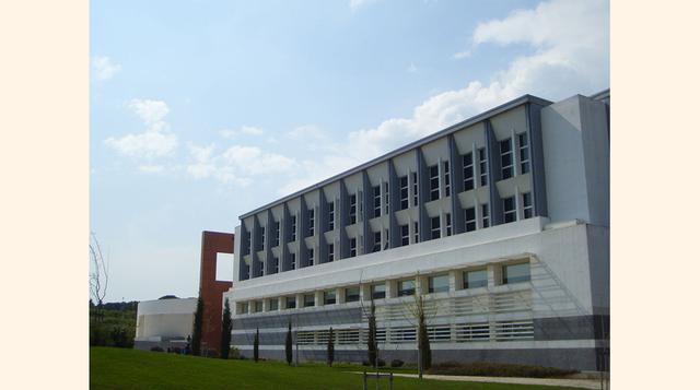 Pero no todas las fusiones tienen el apoyo entusiasta del gobierno. La Universidad de Lisboa y la Universidad Técnica de Lisboa, en Portugal, tuvieron que "convencer activamente" a las autoridades para asegurarse la aprobación de la fusión con l