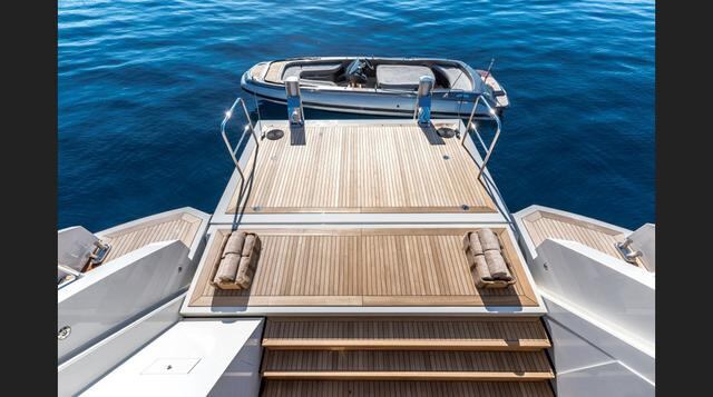 El super yate está construido en su totalidad en una aleación ligera de aluminio 5083. En cuanto al rendimiento S501 M/Y Vertige en su versión de desplazamiento completo ofrece un alcance de 5.000 millas náuticas a 12 nudos y una velocidad máxima de 16 nu