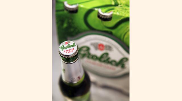 Grolsch. Esta cerveza es originaria de Holanda, donde se comenzó a elaborar en el siglo XVII. Internacionalmente es conocida Grolsch Premium Lager.