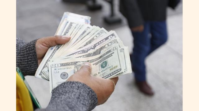 La tasa de referencia dice que será de 3.75% en el 2015, y en el 2016 de 4.0%; el tipo de cambio cerrará este año en 3.35 soles por dólar, y el 2016 en 3.40 soles por dólar.