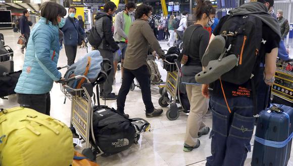 Varios pasajeros a su llegada al aeropuerto Madrid Barajas-Adolfo Suarez durante la segunda semana de aislamiento para frenar el coronavirus.  (Foto: EFE)