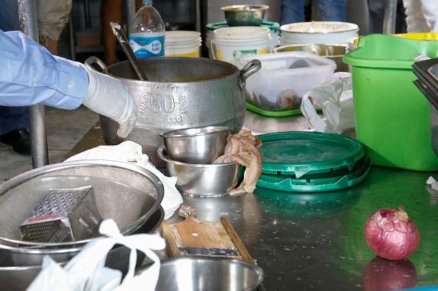 FOTO 3 | Los cocineros, sin ningún tipo de uniforme, usaban aceite requemado para freír la chicharrones y jaleas, mientras que dentro de las congeladoras los insumos, entre carnes de pescado, mariscos y verduras, eran almacenados en bolsas junto a alimentos preparados no se sabía cuándo. (Foto: Difusión)