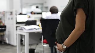 Congreso aprueba dictamen que anula despido laboral por embarazo, nacimiento o lactancia 