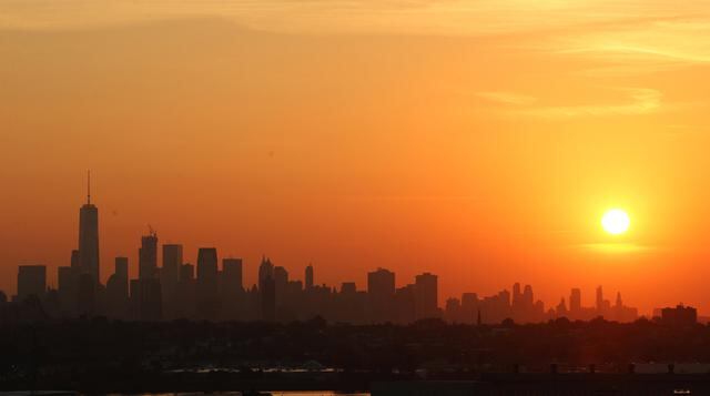 El astro rey se eleva en el horizonte de la ciudad de Nueva York, donde se impone la altura del One World Trade. (Foto: Reuters)