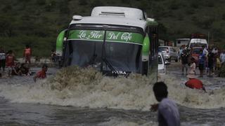 Ciclón Yaku: río Piura se desborda en Tambogrande y familias son evacuadas a albergues 