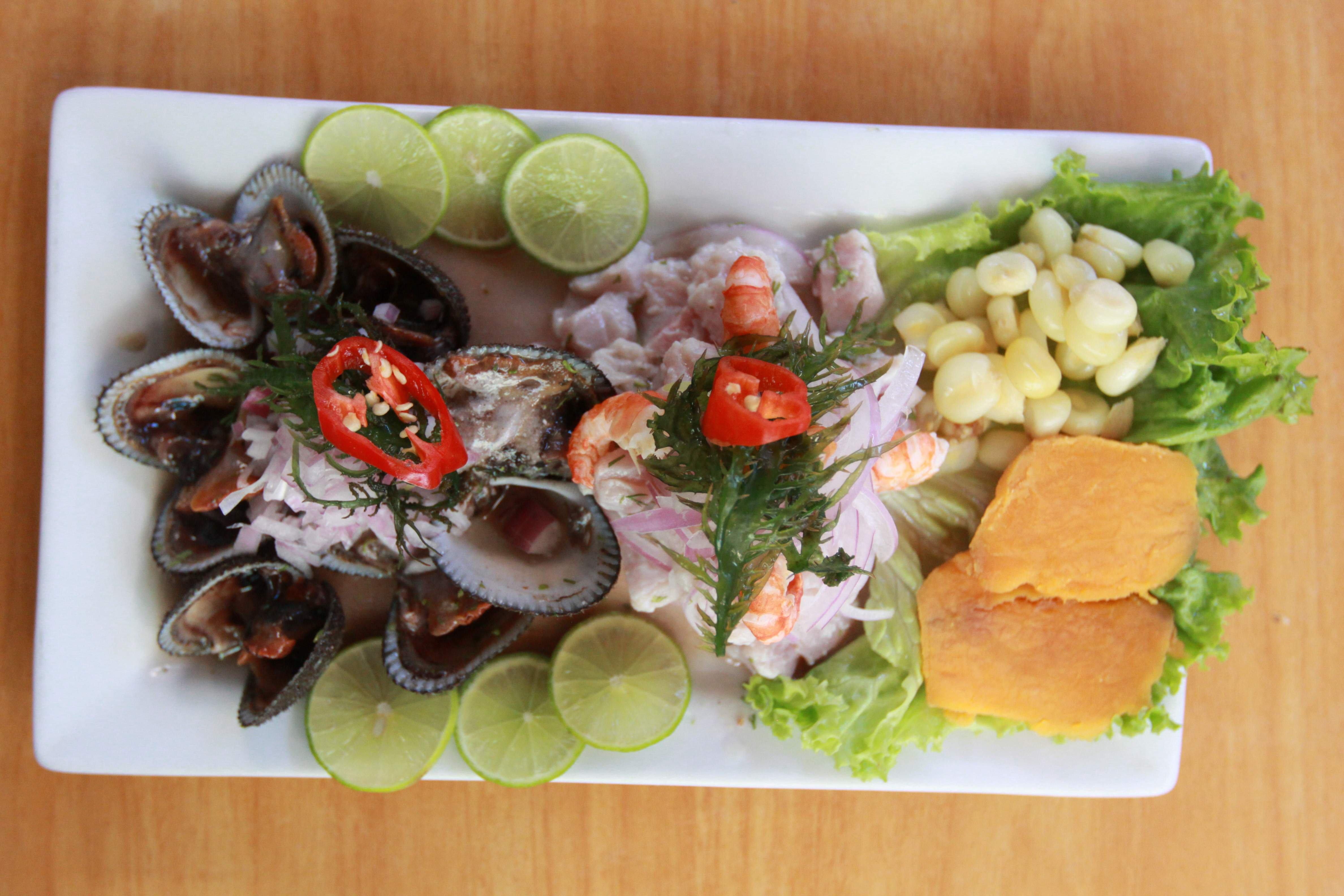 El limón es irremplazable en la preparación de muchos platos peruanos, como el ceviche, recordó el chef Adolfo Perret.  (Foto: GEC)