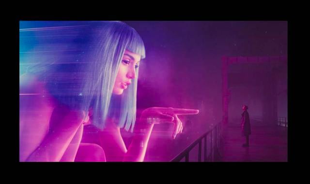 FOTO 8 | MUJERES OBJETO.- En 2049 la publicidad seguirá copada por mujeres semidesnudas, a juzgar por la mirada de Villeneuve y compañía. Hay robots súper sexys diseñados para cumplir los deseos de sus dueños, desde coser un botón a susurrar al oído lo qu