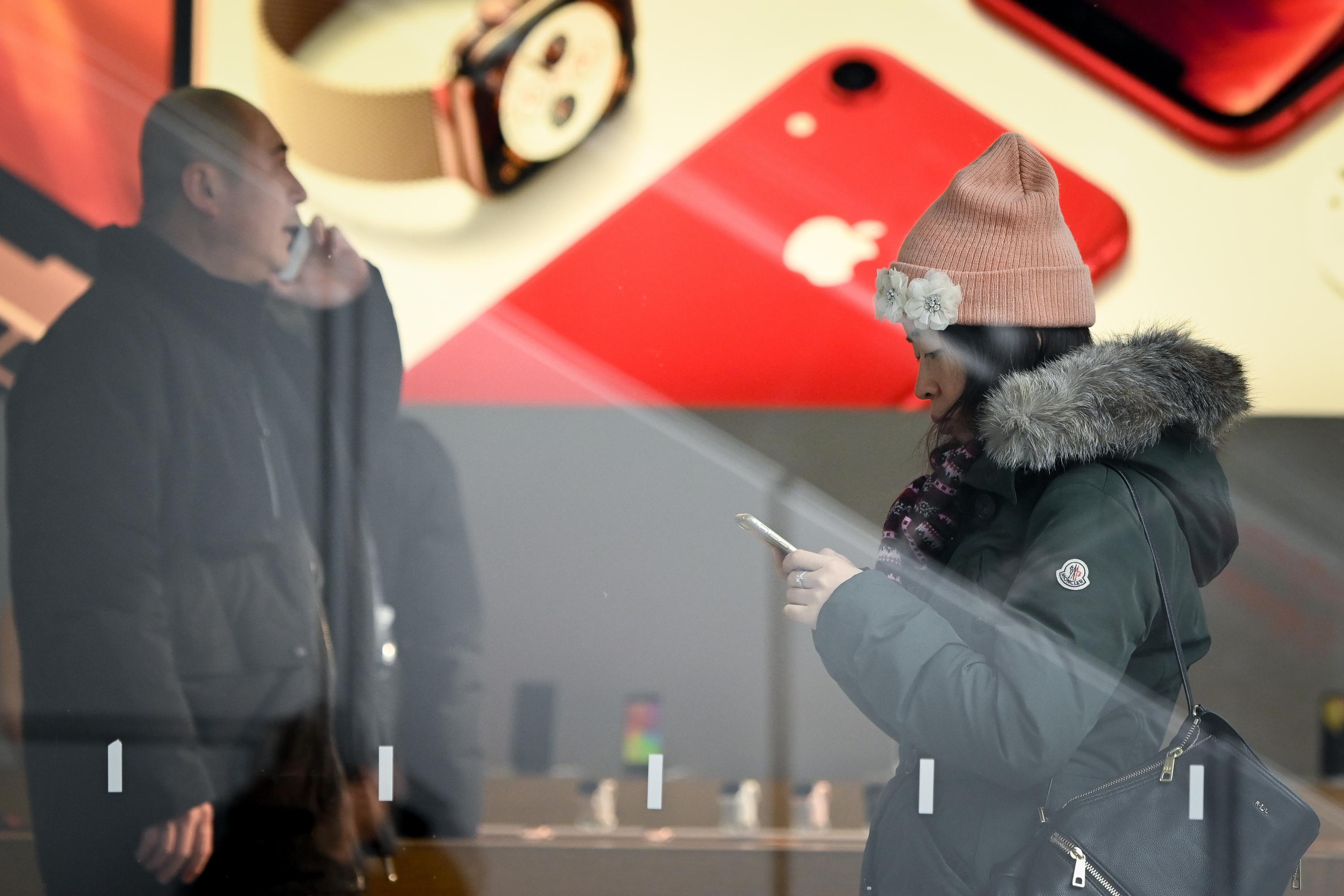 El gigante estadounidense Apple estaba en el punto de mira del Diario del Pueblo por autorizar en Hong Kong una aplicación que permite a la gente localizar policías en un mapa. (Fotos: AFP)