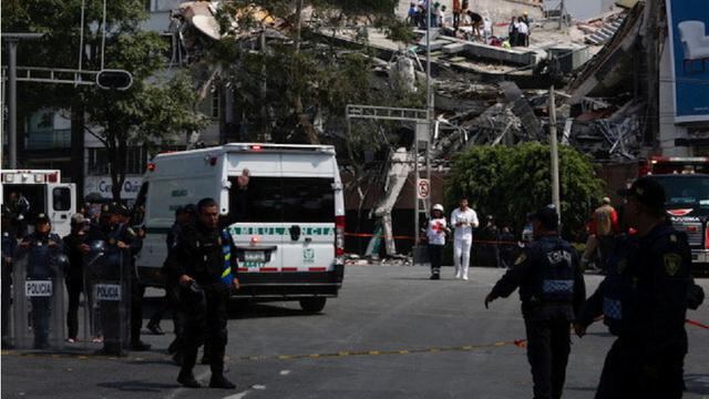 Foto 3 | En Ciudad de México, en la esquina de Alvaro Obregón y Medellín se derrumbó casi por completo una clínica de medicina alternativa de cinco pisos.