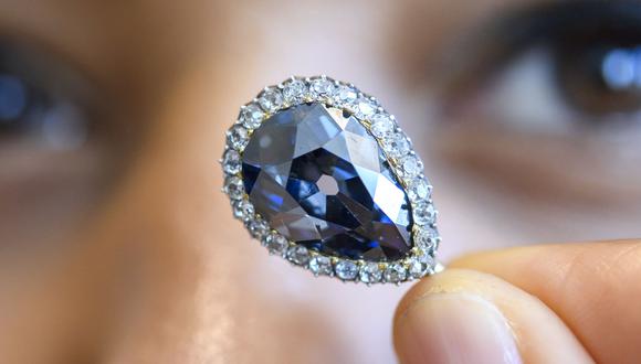 El diamante azul, tallado en forma de pera y de 6.16 quilates, fue ofrecido a Isabel de Farnesio en 1715 como regalo de bodas cuando se casó con Felipe V. (Foto: Reuters)