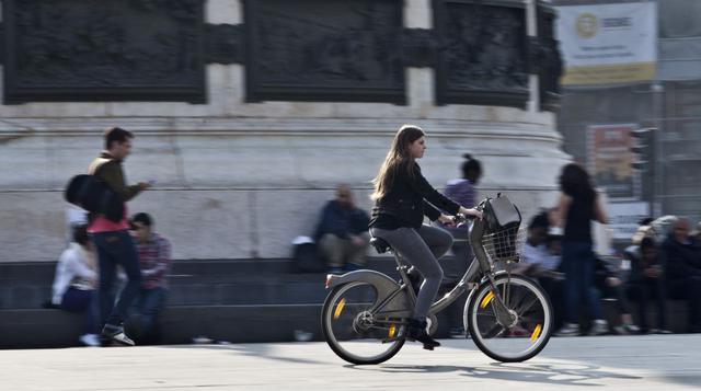Las bicicletas cubren pequeños recorridos, evitándose el uso del metro y de otros vehículos más contaminantes. Además, mejoran el tránsito y la calidad de vida de los habitantes de París. (Foto: Bloomberg)