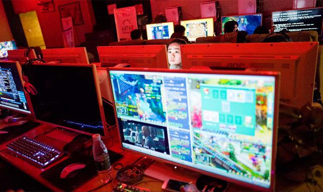 1. En el bar Lemon, ubicado a 560 km al sur de Beijing, es un local de 28 metros cuadrados que en unos estrechos pasillos alberga 80 computadores. En un día normal se pueden encontrar decenas de hombres y mujeres apostados en las amplias sillas del ciberc