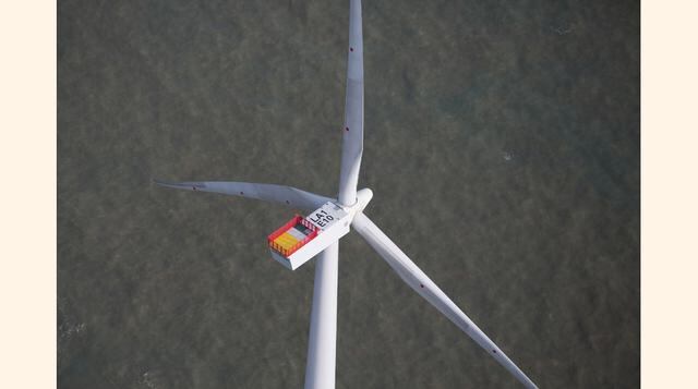 Una media de 450 kilómetros de cables submarinos y dos subestaciones offshore centralizan la energía generada por los aerogeneradores antes de transportarla a tierra firme