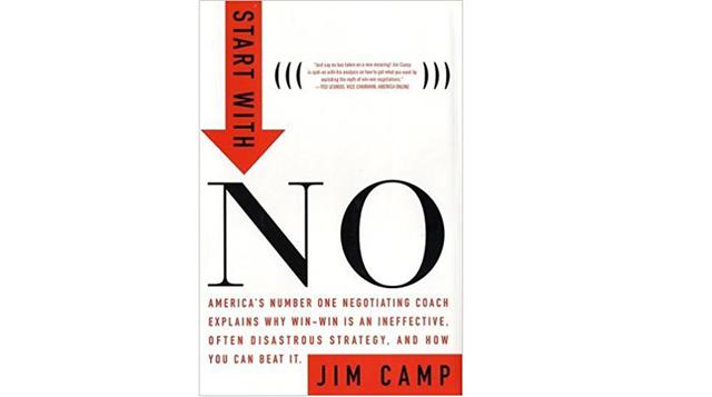 "De entrada, diga no: las herramientas que los negociadores no quieren que usted conozca" de Jim Camp. Este libro le enseñará que un escenario en el que "todos ganan" no es la mejor manera de hacer un acuerdo y por qué debe comenzar un