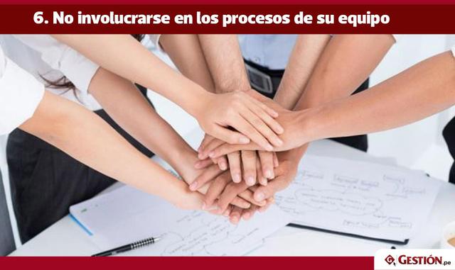 Cuidado: no confunda “confiar plenamente en el trabajo de su equipo” con desentenderte de los procesos de trabajo. Como líder debe estar siempre pendiente de todo lo que sucede en su área. Eso de dirigir desde las alturas, sin saber cómo se hacen las cosa