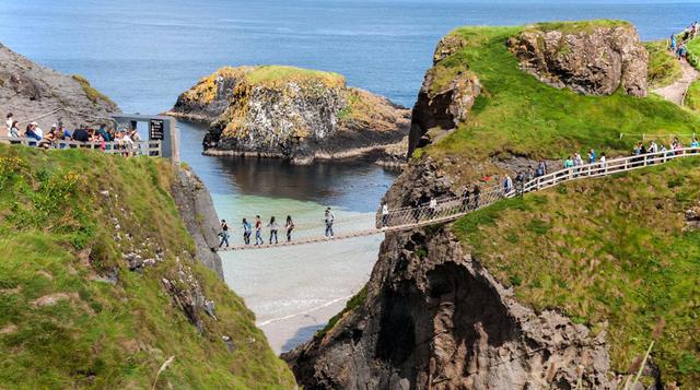 15. Irlanda: El país subió 4 posiciones frente al ranking del año pasado, y su puntaje se basa en gran medida en cómo los residentes clasificaron su apoyo social. Esto es especialmente interesante dada la crisis económica que el país enfrentó después del 