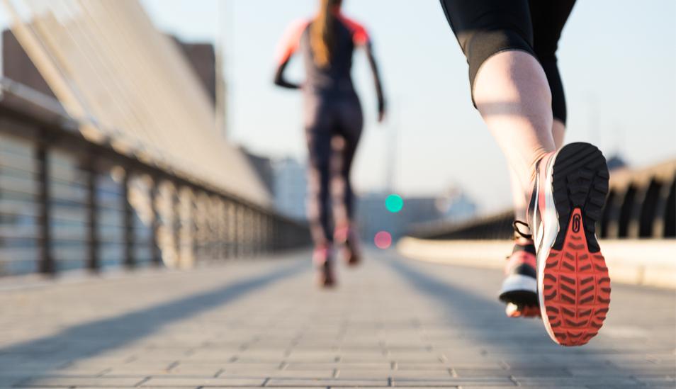 FOTO 1 | 1. Desarrolla un ritual para que empezar sea más fácil. Los hábitos son comportamientos que repites una y otra vez, lo cual quiere decir que son conductas que inicias una y otra vez. En otras palabras, si no comienzas consistentemente no tendrás un hábito. De muchas formas, adquirir nuevos hábitos es un simple ejercicio de iniciar una y otra vez. Esto significa que puedes encontrar formas para que sea más fácil empezar. Ésta es la razon por la que los rituales y rutinas son tan importantes. Si puedes desarrollar un ritual que haga que tu ejercicio sea automático será más fácil seguir. (Foto: Freepik)