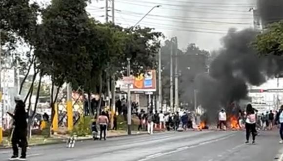 Manifestantes bloquean tramo de la Panamericana Sur en Ica y afectan agroexportaciones de esa región. Foto: América Noticias