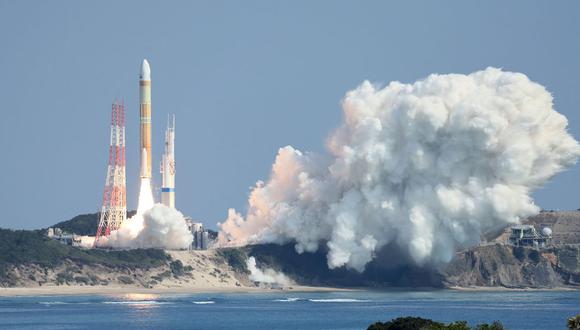 El cohete "H3" de próxima generación de Japón, que lleva el satélite óptico avanzado "Daichi 3", sale de la plataforma de lanzamiento en el Centro Espacial Tanegashima en Kagoshima, suroeste de Japón, el 7 de marzo de 2023. (Foto de JIJI Press / AFP)