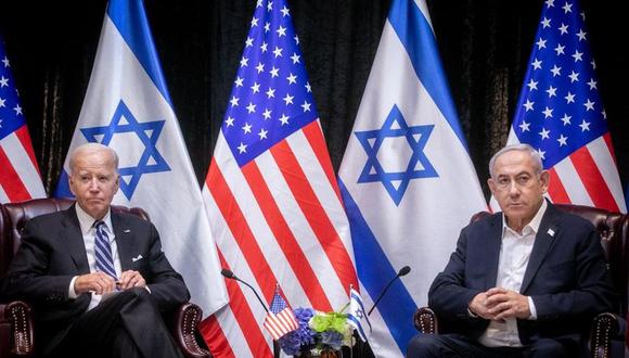 El presidente estadounidense Joe Biden (izq.), sentado con el primer ministro de Israel, Benjamin Netanyahu, al inicio de la reunión del gabinete de guerra israelí, en Tel Aviv el 18 de octubre de 2023, en medio de las batallas en curso entre Israel y el grupo palestino Hamás. (Foto: AFP)