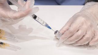 Estudio de vacuna COVID sugiere no esperar a refuerzo ómicron