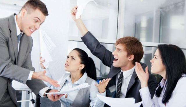 FOTO 3 | 3. No preguntes por qué, pregunta cómo. En un estudio de 2013, un psicólogo llamado Philip Fernbach separó a la gente con puntos de vista políticos extremos en dos grupos: los que tenían que explicar por qué estaban en lo correcto y aquellos que se les pedía explicar por qué sus ideales podían ser transformados en una política real. ¿El resultado? Los primeros tenían la misma confianza en sus ideas antes y después, los segundos tenían puntos de vista más débiles. (Foto: exitoempresarial)