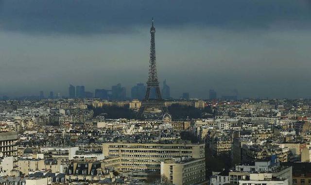 TORRE EIFFEL, FRANCIA. ¿Sabías qué? Cuando la torre fue inaugurada, recibió muchas criticas de artistas contemporáneos, que la veían como un monstruo de hierro. La torre sigue funcionando y transmite señales de televisión y radio.