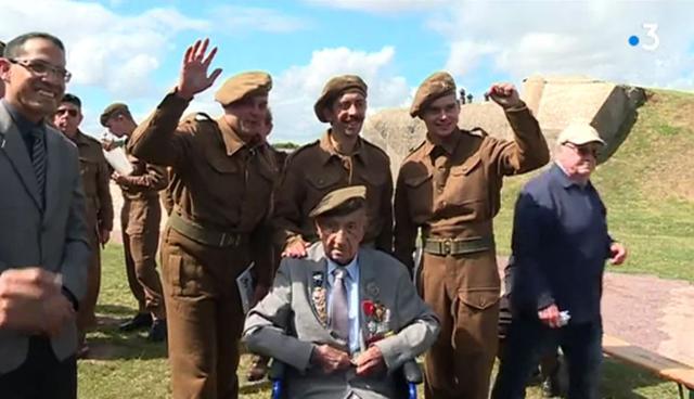 Jorge Sanjinez, peruano que combatió en la Segunda Guerra Mundial, recibe el homenaje de soldados franceses. (Foto: Captura)