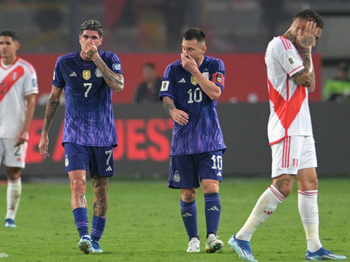 Completa selección uruguaya de futbol para duelo con Perú - Prensa