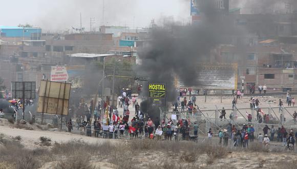 Cientos de personas ingresaron de manera violenta e ilegal a las instalaciones del aeropuerto de Arequipa. (Foto: GEC)