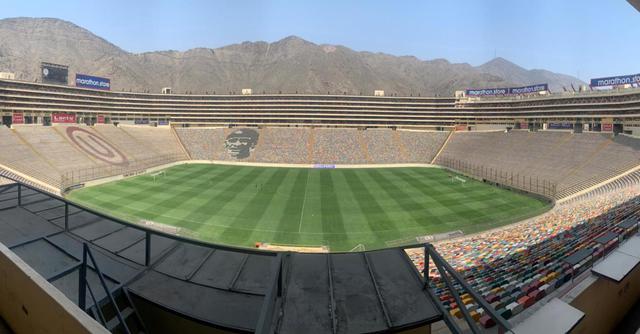 FOTO 2 | 2. Entre fútbol, conciertos y misas. El césped del Monumental no solo ha servido para el fútbol. Ha sido también el escenario favorito de los grandes conciertos de la capital peruana, como los de Paul McCartney y los Rolling Stones en el 2016, pero también para actos variados como multitudinarias misas de iglesias evangélicas. (Foto: EFE)