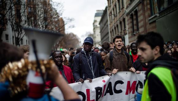 Estudiantes franceses asisten a una manifestación contra el aumento de las tarifas para estudiantes extranjeros en París el pasado 6 de diciembre del 2018. (Foto: EFE)