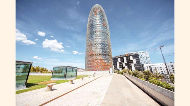 FOTO 9 | Torre Agbar – Barcelona, tiene 38 plantas y el diseño fue inspirado en un géiser.