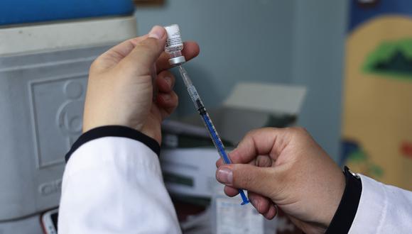 Una enfermera muestra la colocación de la vacuna Sputnik-V contra COVID-19. (Foto de JAAFAR ASHTIYEH / AFP)