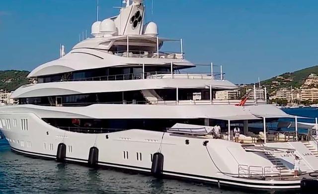 FOTO 3 | 8. Lady Lara. La terraza del súper yate Lady Lara tiene un estilo opulento con accesorios Fendi, detalles en cristal y un jacuzzi elevado con vistas de 270 grados.
Es un lugar ideal para toma el sol, mientras que hay paneles que protegen a los pasajeros del viento.
A través de un elevador te puedes dirigir hacia el beach club, donde encontrarás un sauna.
Lady Lara, es un súper yate a motor construido en 2015 por Lürssen. Es propiedad del multimillonario israelí/kazajo Alexander Mashkevitch.
Con una longitud total de 91 m (298.56 pies) y una viga de 14.82 m (48.6 pies), Lady Lara es el yate Nº64 más grande del mundo. (Foto: Przemysław Mroczek (screenshot) / YouTube)