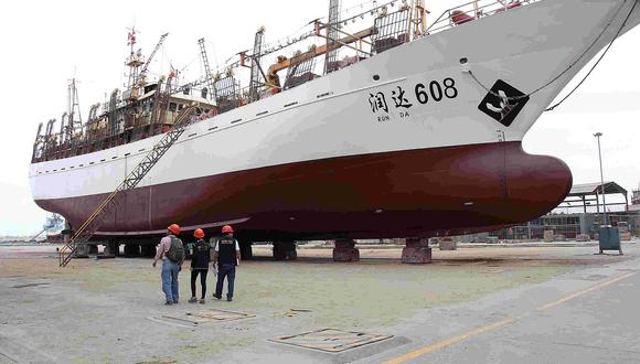 Imagen referencia de la incautación de nave china por pesca ilegal de 9 toneladas de pota.